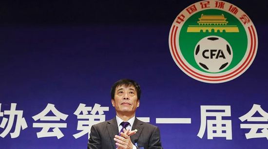 他扒开我的内裤把舌头放进去